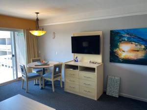 En TV eller et underholdningssystem på Apartment in Royal Atlantic Beach Resort