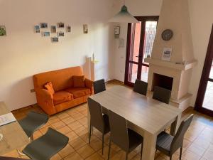un soggiorno con tavolo e divano di Caravaggio Apartment a Porto Cesareo