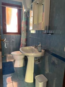 bagno con lavandino e servizi igienici di Caravaggio Apartment a Porto Cesareo