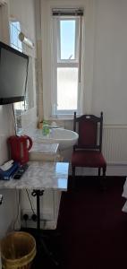 TV a/nebo společenská místnost v ubytování Ash Hotel B&B + 37 fotografií