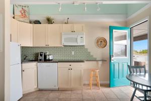
A kitchen or kitchenette at Driftwood Resort on the Ocean
