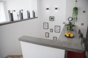 een keuken met een aanrecht met sinaasappels erop bij Spacious 200 sq.m. penthouse with sea view terraces in Torremolinos