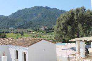 - un bâtiment avec vue sur la montagne dans l'établissement Cort'e Nastasj, à Tertenìa