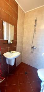 bagno con lavandino bianco e doccia di Guest House Natali a Primorsko