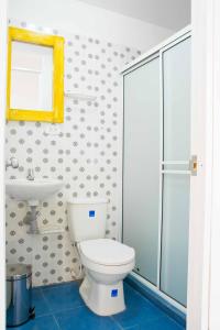 W łazience znajduje się toaleta, umywalka i lustro. w obiekcie Casa Colonial en Manga w mieście Cartagena de Indias