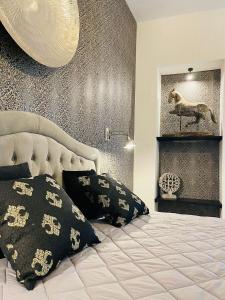 um quarto com uma cama e uma fotografia de um cavalo na parede em Domus Alberta em Lecce