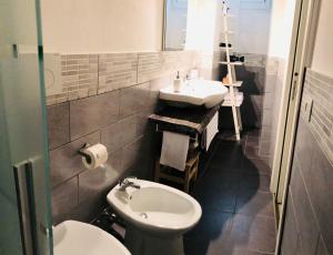 een badkamer met een wastafel en een toilet bij Domus Alberta in Lecce