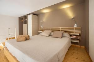 マルサラにあるMiniLoft25のベッドルーム1室(大きな白いベッド1台、枕2つ付)
