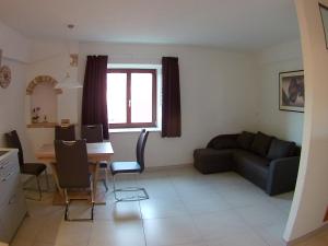 un soggiorno con un divano e un tavolo di Haus Möltner - Apartment 1927 a Caldaro