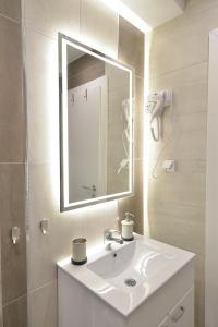 y baño con lavabo blanco y espejo. en Vila Savka en Vrnjačka Banja