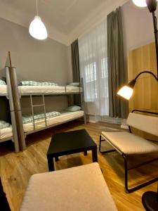 een woonkamer met 2 stapelbedden en een tafel bij SKY HOSTEL in Krakau