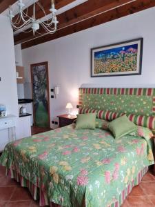 a bedroom with a bed with a green bedspread at Casa Pianta in Cavallino-Treporti
