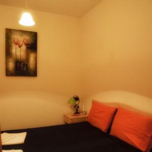 モンタニャーナにあるCa' Giallaのベッドルーム1室(ベッド1台付)が備わります。壁には絵画が飾られています。