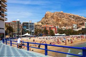 Una playa con un montón de gente en ella en Exclusive Luxury Property, en Alicante