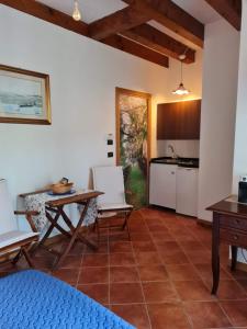 a kitchen and living room with a table and chairs at Casa Pianta in Cavallino-Treporti
