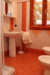 a bathroom with a sink and a toilet at Ca' Gialla in Montagnana