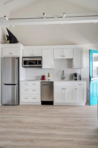 
A kitchen or kitchenette at Driftwood Resort on the Ocean

