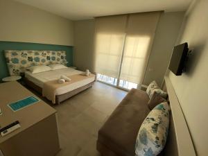 Drimades Blue Rooms tesisinde bir odada yatak veya yataklar
