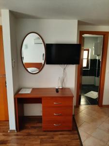 TV a/nebo společenská místnost v ubytování Old Town Cres Apartments