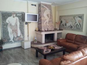 salon z kanapą i kominkiem w obiekcie Hotel Apollon w mieście Rio +36 zdjęć
