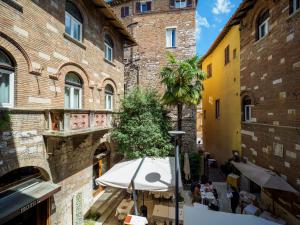una vista aérea de una calle con un paraguas blanco en Hotel La Rosetta, en Perugia