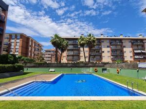 una gran piscina frente a un edificio en Fantastic 3 bedroom apartment, 300m to the sea, en Lloret de Mar