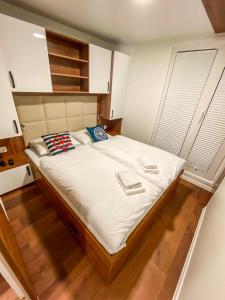 ein Schlafzimmer mit einem großen Bett mit weißer Bettwäsche in der Unterkunft SH Porto 1 Floating House, Marina Portorož in Portorož