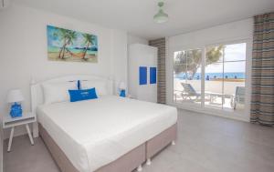 a bedroom with a bed and a view of the ocean at MOJO OTEL BEACH in Erdemli