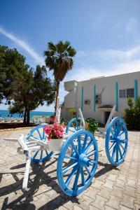 a blueokedoked carriage with flowers on the beach at MOJO OTEL BEACH in Erdemli