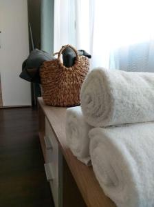 un mucchio di asciugamani su un bancone in una stanza di Bike & Spa Velence Apartman a Velence