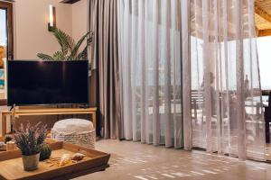 TV a/nebo společenská místnost v ubytování Terra Lucis Mountain Residences