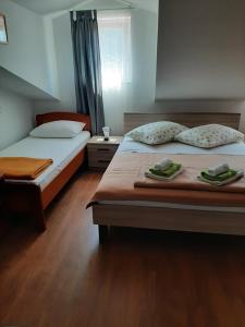 Postel nebo postele na pokoji v ubytování Old Town Cres Apartments