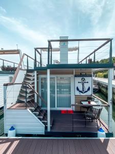 een boot met trappen en een tafel op het dek bij SH Porto 1 Floating House, Marina Portorož in Portorož +8 foto's