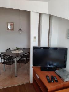 TV a/nebo společenská místnost v ubytování Old Town Cres Apartments