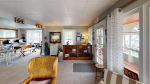 uma sala de estar com um sofá e uma cadeira num quarto em The Lakeview Inn & Cottages em Weirs Beach