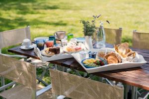 a picnic table with food and drinks on it at Agriturismo Podere L'Agave in San Vincenzo