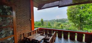 Balkon atau teras di Saung Orange Village