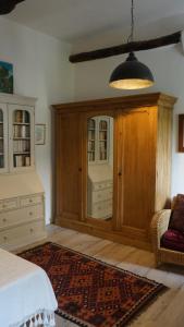 um quarto com um grande armário de madeira e uma cama em La libellula rossa em Erli