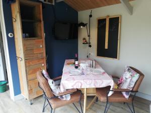 uma mesa de jantar com uma toalha de mesa cor-de-rosa em De Zes Wielen em Alkmaar