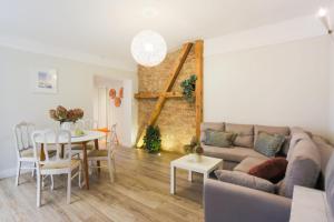 salon z kanapą i stołem w obiekcie Apartamenty Świnoujście - Armii Krajowej 11 w Świnoujściu