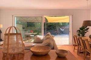 un soggiorno con divano e tavolo di LLEBEIG -Casa mediterránea con gran jardín a Cadaqués