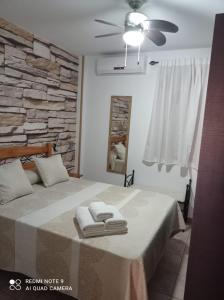 アロヨ・フリオにあるVivienda rodriguezのベッドルーム1室(ベッド1台、タオル2枚付)