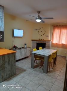 アロヨ・フリオにあるVivienda rodriguezのリビングルーム(テーブル、暖炉付)