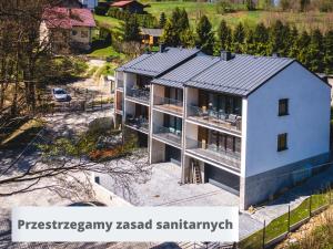 widok z góry na dom z szarym dachem w obiekcie Apartamenty SPOKOLOKO Skrzyczne Residence Korzenny i Kamienny w Szczyrku