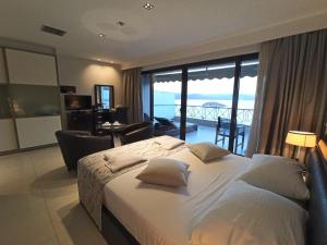 トロにあるKing Minos Hotelの海の景色を望むベッドルーム1室(大型ベッド1台付)