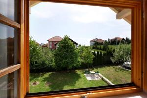 En hage utenfor Apartments Bohemia