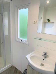 Koupelna v ubytování MOBILHOME 3 CH CAMPING 4* + 12 fotografií