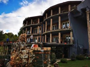 马夫罗沃Rey Hotel的一座大型建筑,阳台上有人