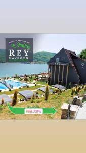 Rey Hotel内部或周边的泳池