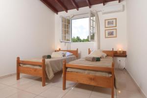 a bedroom with two beds and a window at Ô Bel Ter in Pointe-Noire
